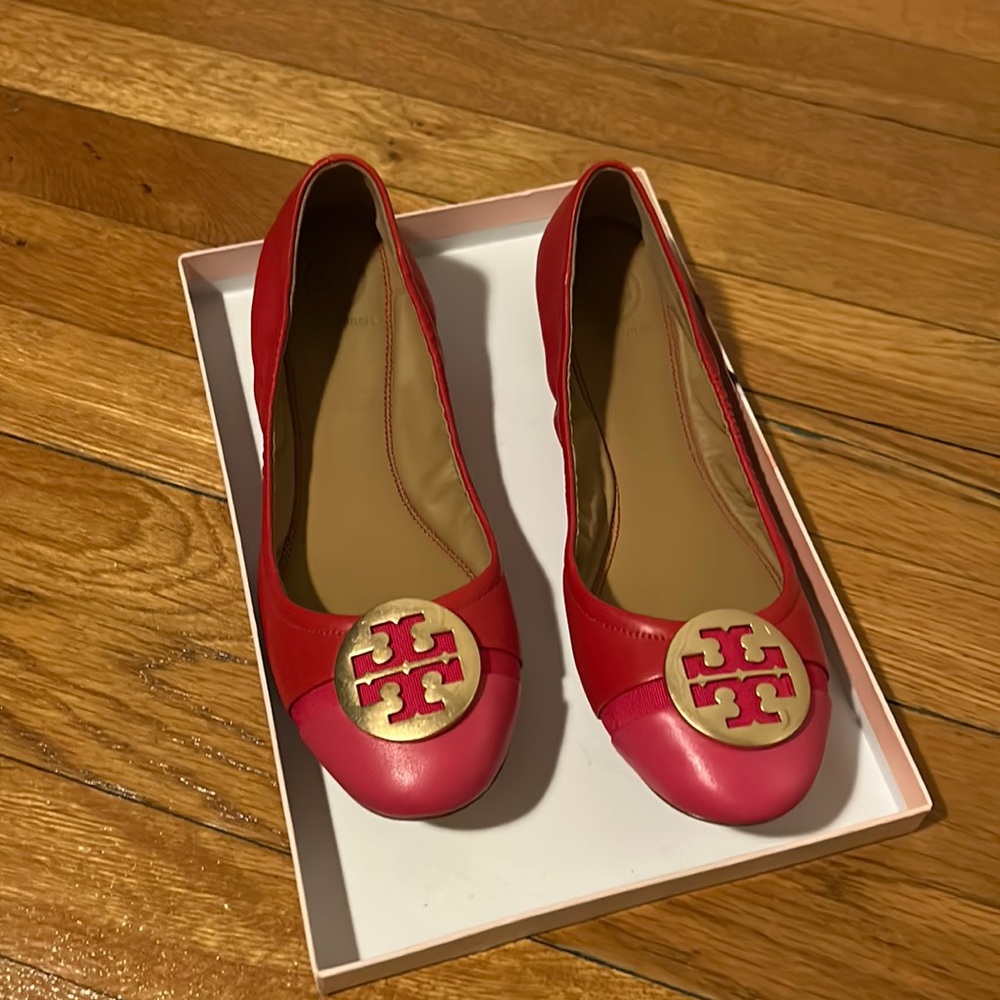 Tory Burch, color block, ballet flat, red and pink with gold emblem, like new 8M